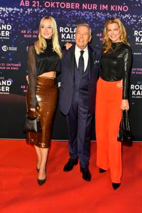 abb Roland Kaiser mit Tochter Annalena und Saskia Leppin Saengerin der Schlagersaenger auf dem roten Teppich bei der Kino Weltpremiere des Films 50 Jahre Roland Kaiser - Ein Leben fuer die Musik im Kino Cineplex am 16.10,2025 in Muenster NRW Deutschland