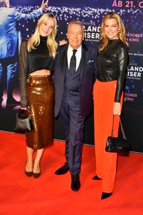 abb Roland Kaiser mit Tochter Annalena und Saskia Leppin Saengerin der Schlagersaenger auf dem roten Teppich bei der Kino Weltpremiere des Films 50 Jahre Roland Kaiser - Ein Leben fuer die Musik im Kino Cineplex am 16.10,2025 in Muenster NRW Deutschland