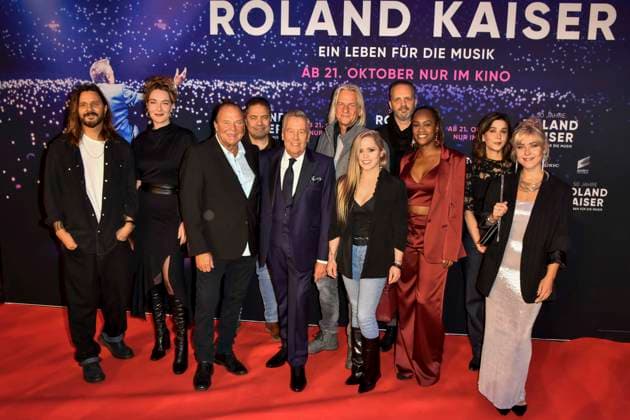 abb Roland Kaiser mit seinen Bandmitgliedern der Schlagersaenger auf dem roten Teppich bei der Kino Weltpremiere des Films 50 Jahre Roland Kaiser - Ein Leben fuer die Musik im Kino Cineplex am 16.10,2025 in Muenster NRW Deutschland