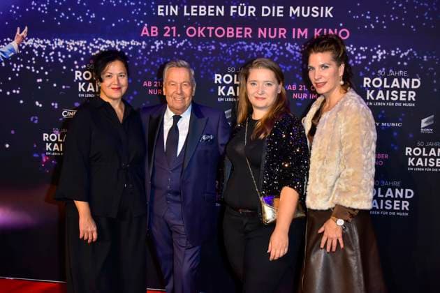 abb Roland Kaiser mit seinen Bandmitgliedern Saengerinen der Schlagersaenger auf dem roten Teppich bei der Kino Weltpremiere des Films 50 Jahre Roland Kaiser - Ein Leben fuer die Musik im Kino Cineplex am 16.10,2025 in Muenster NRW Deutschland