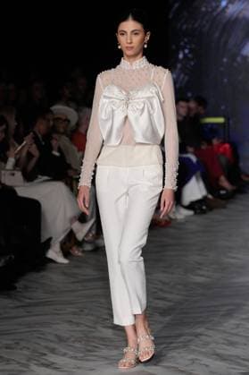 (251017) -- VANCOUVER, Oct. 17, 2025 -- A model walks the runway in JUMPER ZHANG s Spring Summer 2026 collection during Vancouver Fashion Week in Vancouver, British Columbia, Canada, Oct. 16, 2025. (Photo by Xinhua) CANADA-VANCOUVER-VANCOUVER FASHION WEEK-CHINA DESIGN LiangxSen 