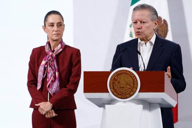 Mexico™s President Claudia Sheinbaum Holds Briefing Mexico™s President Claudia Sheinbaum Pardo is seen behind while the Coordinator of Policy and Government of the Office of the Mexico™s President, Arturo Fernando Zaldivar Lelo de Larrea, speak about the reform to the law on legal protection during a press conference at the National Palace on October 16, 2025, in Mexico City, Mexico. Mexico City CDMX Mexico Copyright: xLuisxBarronx