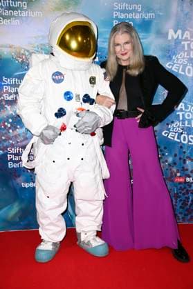 Lieselotte Reznicek bei der Weltpremiere der 360Â° Fulldome-Show von Peter Schillings Major Tom: völlig losgelöst im Zeiss-Großplanetarium. Berlin, 16.10.2025