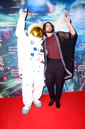 Bastian Castillo bei der Weltpremiere der 360Â° Fulldome-Show von Peter Schillings Major Tom: völlig losgelöst im Zeiss-Großplanetarium. Berlin, 16.10.2025