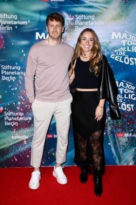 Jacob Gunkel mit Begleitung bei der Weltpremiere der 360Â° Fulldome-Show von Peter Schillings Major Tom: völlig losgelöst im Zeiss-Großplanetarium. Berlin, 16.10.2025