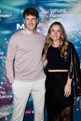 Jacob Gunkel mit Begleitung bei der Weltpremiere der 360Â° Fulldome-Show von Peter Schillings Major Tom: völlig losgelöst im Zeiss-Großplanetarium. Berlin, 16.10.2025