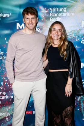 Jacob Gunkel mit Begleitung bei der Weltpremiere der 360Â° Fulldome-Show von Peter Schillings Major Tom: völlig losgelöst im Zeiss-Großplanetarium. Berlin, 16.10.2025