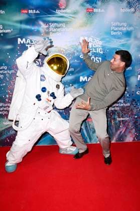 Leonard Freier bei der Weltpremiere der 360Â° Fulldome-Show von Peter Schillings Major Tom: völlig losgelöst im Zeiss-Großplanetarium. Berlin, 16.10.2025