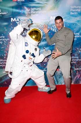 Leonard Freier bei der Weltpremiere der 360Â° Fulldome-Show von Peter Schillings Major Tom: völlig losgelöst im Zeiss-Großplanetarium. Berlin, 16.10.2025