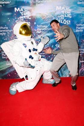 Leonard Freier bei der Weltpremiere der 360Â° Fulldome-Show von Peter Schillings Major Tom: völlig losgelöst im Zeiss-Großplanetarium. Berlin, 16.10.2025