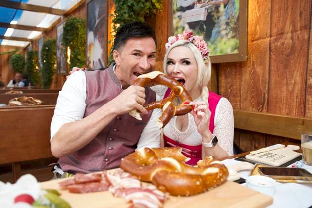 Lucas Cordalis und Daniela Katzenberger auf Hanselmann Wiesn in Zürich. Aufgenommen am 16. Oktober 2025 Zürich Schweiz *** Lucas Cordalis and Daniela Katzenberger at Hanselmann Wiesn in Zurich Recorded on October 16, 2025 Zurich Switzerland  Copyright: xPhilxStirnemannx _PST3458.jpeg