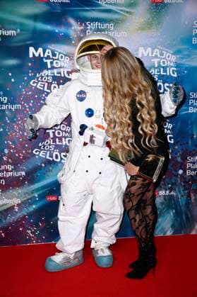 Jenny Elvers bei der Weltpremiere der 360Â° Fulldome-Show von Peter Schillings Major Tom: völlig losgelöst im Zeiss-Großplanetarium. Berlin, 16.10.2025