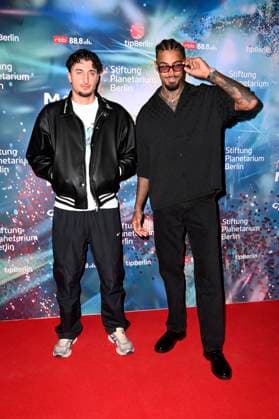 Germain Wolf mit Begleitung bei der Weltpremiere der 360Â° Fulldome-Show von Peter Schillings Major Tom: völlig losgelöst im Zeiss-Großplanetarium. Berlin, 16.10.2025
