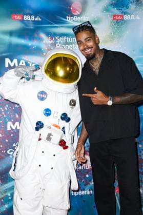 Germain Wolf bei der Weltpremiere der 360Â° Fulldome-Show von Peter Schillings Major Tom: völlig losgelöst im Zeiss-Großplanetarium. Berlin, 16.10.2025