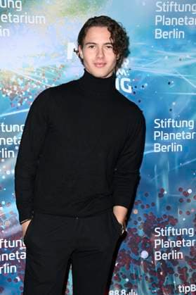 Jahvis Ruland bei der Weltpremiere der 360Â° Fulldome-Show von Peter Schillings Major Tom: völlig losgelöst im Zeiss-Großplanetarium. Berlin, 16.10.2025