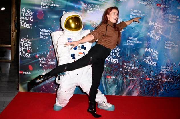 Kerstin Merlin bei der Weltpremiere der 360Â° Fulldome-Show von Peter Schillings Major Tom: völlig losgelöst im Zeiss-Großplanetarium. Berlin, 16.10.2025