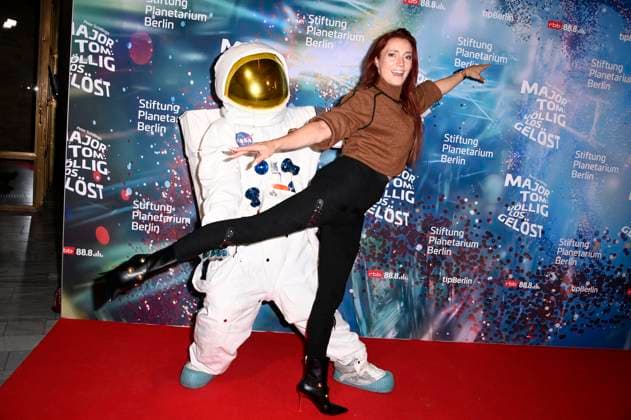 Kerstin Merlin bei der Weltpremiere der 360Â° Fulldome-Show von Peter Schillings Major Tom: völlig losgelöst im Zeiss-Großplanetarium. Berlin, 16.10.2025