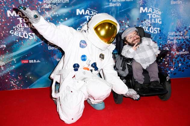 Raul Aguayo-Krauthausen bei der Weltpremiere der 360Â° Fulldome-Show von Peter Schillings Major Tom: völlig losgelöst im Zeiss-Großplanetarium. Berlin, 16.10.2025