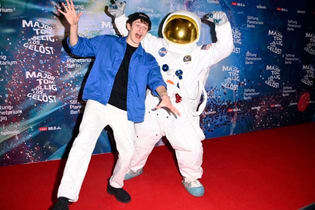 Julian Janssen bei der Weltpremiere der 360Â° Fulldome-Show von Peter Schillings Major Tom: völlig losgelöst im Zeiss-Großplanetarium. Berlin, 16.10.2025