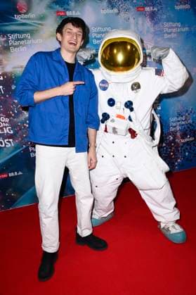 Julian Janssen bei der Weltpremiere der 360Â° Fulldome-Show von Peter Schillings Major Tom: völlig losgelöst im Zeiss-Großplanetarium. Berlin, 16.10.2025