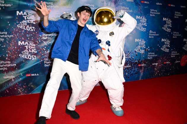 Julian Janssen bei der Weltpremiere der 360Â° Fulldome-Show von Peter Schillings Major Tom: völlig losgelöst im Zeiss-Großplanetarium. Berlin, 16.10.2025