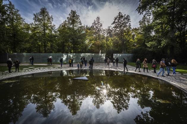 DEU Deutschland Deutschland Berlin Das Mahnmal für die ermordeten Sinti und Roma während der Zeit des Nationalsozialismus im Tiergarten DEU Germany Germany Berlin The memorial to the murdered Sinti and Roma during the National Socialist era in Tiergarten Copyright: imageBROKER KarstenxThielker ibljjr15252607.jpg