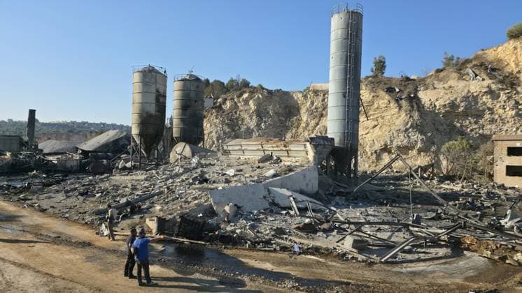 Israeli airstrikes cause heavy damage in southern Lebanon NABATIEH, LEBANON - OCTOBER 17: Israeli airstrikes hit a quarry and cement factories near Ansar municipality, causing heavy damage to the facilities and surrounding area in Nabatieh, southern Lebanon, on October 17, 2025. Mohamad Zanaty Anadolu Nabatieh Lebanon. Editorial use only. Please get in touch for any other usage.  Copyright: x2025xAnadoluxMohamadxZanatyx
