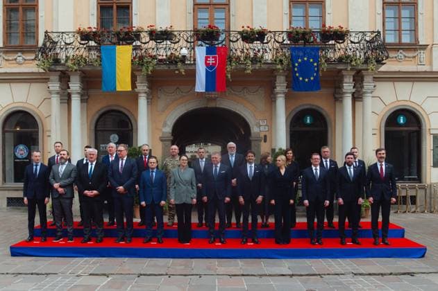 Meeting of the Slovak and Ukrainian government in Kosice KOSICE, SLOVAKIA - OCTOBER 17: Ukrainian and Slovak politicians pose for a group photos as the Slovak and Ukrainian governments hold joint talks on the premises of the old city hall in Kosice on Friday, 17 October 2025. During the meeting, a number of bilateral consultations are planned, including a meeting of foreign ministers, a ministerial meeting on cross-border cooperation and transport links, and cooperation in the field of energy. The two sides are also set to focus on the defence industry, Ukraine s reconstruction, EU integration and the agricultural and education sectors. Members of the Slovak and Ukrainian governments previously met in Michalovce (Kosice region) in April 2  Copyright: x2025xAnadoluxRobertxNemetix