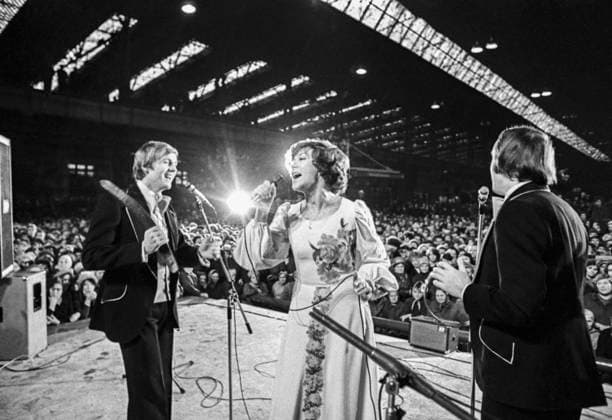 January, 1979. Leningrad, USSR. Soviet variety singer and actress Edita Piekha (C) performs with members of her ensemble in the assembly shop of the Zhdanov Izhora Plant in the town of Kolpino. The exact date of the photograph is unknown. Yuri Belinsky TASS  15642475