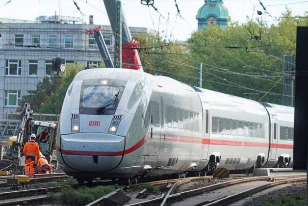 CNTV-BAHNSANIERUNG-Brueckenarbeiten Arbeiter der DB Bahn arbeiten mit Schutzkleidung bei laufenden Bahnverkehr ICE mit Bagger Krahn an neuen Gleisen , verlegen Brueckenteile Schienen und Betonschwellen.Die Bauarbeiten an der Strecke zwischen Hamburg und Berlin laufen planmaessig - Hamburg Oktober 2025 Hamburg Deutschland