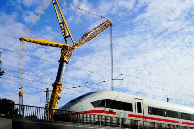 CNTV-BAHNSANIERUNG-Brueckenarbeiten Arbeiter der DB Bahn arbeiten mit Schutzkleidung bei laufenden Bahnverkehr ICE mit Bagger Krahn an neuen Gleisen , verlegen Brueckenteile Schienen und Betonschwellen.Die Bauarbeiten an der Strecke zwischen Hamburg und Berlin laufen planmaessig - Hamburg Oktober 2025 Hamburg Deutschland
