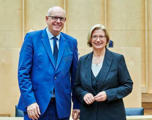 Nach der Wahl von Andreas Bovenschulte + Anke Rehlinger EUR, Deutschland, Berlin, 17.10.2025:Gratulation von Anke Rehlinger (SPD). In seiner Plenarsitzung wählt der Bundesrat den Bürgermeister und Präsidenten des Senats der Freien Hansestadt Bremen Andreas Bovenschulte (SPD) zu seinem neuen Präsidenten. Er tritt sein Amt zum 1. November an. *** Following the election of Andreas Bovenschulte Anke Rehlinger EUR, Germany, Berlin, 17 10 2025 Congratulations from Anke Rehlinger SPD In its plenary session, the Bundesrat elects the Mayor and President of the Senate of the Free Hanseatic City of Bremen Andreas Bovenschulte SPD as its new President He takes office on November 1