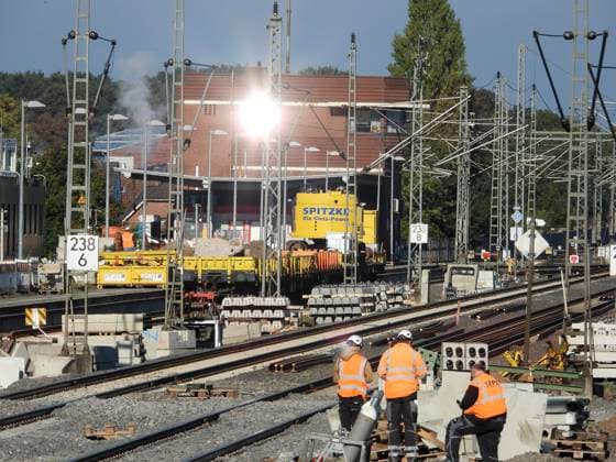 CNTV-BAHNSANIERUNG-Arbeiten am Bahnhof Buechen in Niedersachsen bei der General Sanierung Arbeiter der DB Bahn arbeiten mit Schutzkleidung an der ICE Strecke mit Bagger Krahn an neuen Gleisen verlegen Brueckenteile Schienen und Betonschwellen.Die Bauarbeiten an der Strecke zwischen Hamburg und Berlin laufen planmaessig - Buechen Oktober 2025 Niedersachsen Deutschland