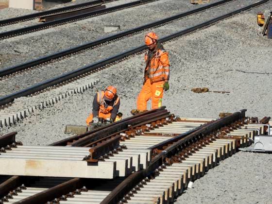 CNTV-BAHNSANIERUNG-Arbeiten am Bahnhof Buechen in Niedersachsen bei der General Sanierung Arbeiter der DB Bahn arbeiten mit Schutzkleidung an der ICE Strecke mit Bagger Krahn an neuen Gleisen verlegen Brueckenteile Schienen und Betonschwellen.Die Bauarbeiten an der Strecke zwischen Hamburg und Berlin laufen planmaessig - Buechen Oktober 2025 Niedersachsen Deutschland