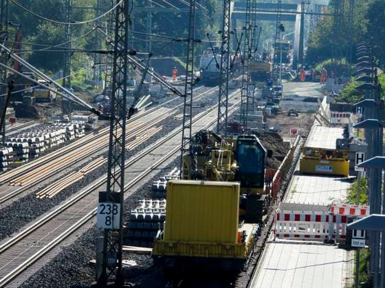 CNTV-BAHNSANIERUNG-Arbeiten am Bahnhof Buechen in Niedersachsen bei der General Sanierung Arbeiter der DB Bahn arbeiten mit Schutzkleidung an der ICE Strecke mit Bagger Krahn an neuen Gleisen verlegen Brueckenteile Schienen und Betonschwellen.Die Bauarbeiten an der Strecke zwischen Hamburg und Berlin laufen planmaessig - Buechen Oktober 2025 Niedersachsen Deutschland
