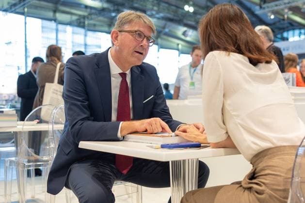 Buchmesse Frankfurt 2025 lturstaatsminister Wolfram Weimer besucht während seines Rundgangs durch die Messehallen zahlreiche Verlage. Unterhaltung am Ausstellungsstand des Taschen Verlags im Gespräch mit der Verlegerin Marlene Taschen. Buchmesse Frankfurt 2025., Frankfurt am Main Hessen Deutschland Messegelände