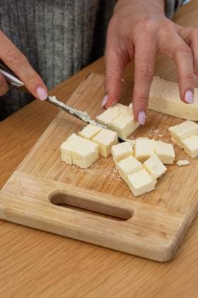 Frauenhände schneiden frischen Feta-Käse auf einem Holzbrett. Molkereiprodukte Female hands cutting fresh feta cheese on a wooden board. Cooking concept, dairy products (License=RF) Copyright: xZoonar.com ViktoriiaxPopovax 23941639
