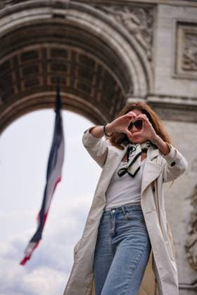 Glückliche Frau macht Herz Hände in der Nähe Arc de Triomphe Smiling woman in Paris forming heart shape with hands in front of Arc de Triomphe and waving French flag (License=RF) ,model released, Symbolfoto Copyright: xZoonar.com ANDREIxMOISEIx 23944309 ,model released, Symbolfoto ,property released