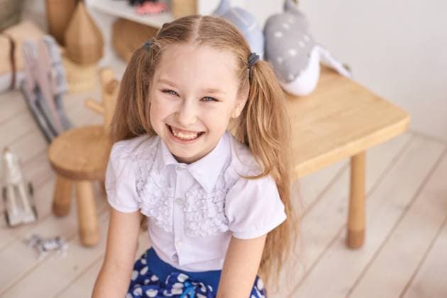 Glückliches kaukasisches junges Mädchen lächelnd drinnen mit Zöpfen und weißer Bluse Glückliches kaukasisches junges Mädchen lächelnd drinnen mit Zöpfen und weißer Bluse (License=RF) ,model released, Symbolfoto Copyright: xZoonar.com ElenaxSafonovax 23952135 ,model released, Symbolfoto ,property released