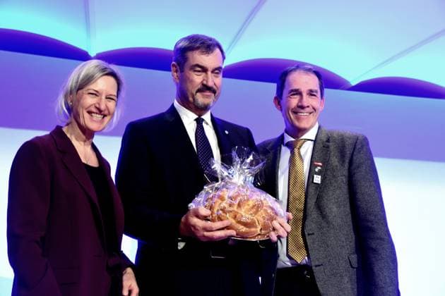 Prof. Dr. Angelika Niebler, MdEP, Praesidentin des Wirtschaftsbeirates Dr. Markus Soeder, Ministerpraesident Heinrich Traublinger Baecker Landesinnungsobermeister Muenchen 17.10. 2025 Hotel Bayerischer Hof -Generalversammlung des Wirtschaftsbeirates Bayern -Thema Ja zu Reformen, Ja zu Olympia Foto Muenchen *** Prof Dr Angelika Niebler, MEP, President of the Economic Advisory Council Dr Markus Soeder, State Premier Heinrich Traublinger Baecker State Guild Master Munich 17 10 2025 Hotel Bayerischer Hof General Assembly of the Bavarian Economic Advisory Council Topic Yes to reforms, Yes to the Olympics Photo Munich
