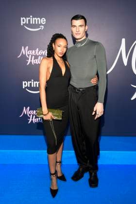 abb Maxton Hall Frieder Sell mit Begleitung zu Gast auf dem blauen Teppich bei der Premiere der Amazon Prime TV Serie Maxton Hall - Die Welt zwischen uns Staffel 2 im Tempodrom am 17.10.2025 in Berelin Berlin Deutschland