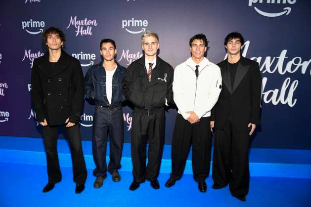 abb Maxton Hall- Bene Schulz, Julien Brown,, Luis Freitag, Bene Schulz und Jacob Rott zu Gast auf dem blauen Teppich bei der Premiere der Amazon Prime TV Serie Maxton Hall - Die Welt zwischen uns Staffel 2 im Tempodrom am 17.10.2025 in Berelin Berlin Deutschland