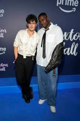 abb Maxton Hall- Leo Mahalo und Marvin De Graft zu Gast auf dem blauen Teppich bei der Premiere der Amazon Prime TV Serie Maxton Hall - Die Welt zwischen uns Staffel 2 im Tempodrom am 17.10.2025 in Berelin Berlin Deutschland