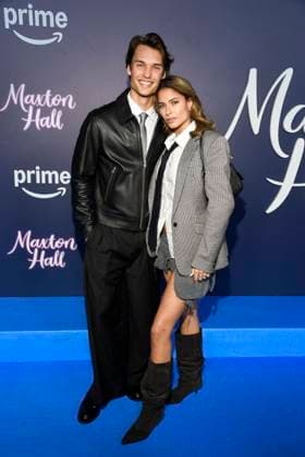 abb Maxton Hall- Arne-Carlos Boettcher und Viviana Wessels zu Gast auf dem blauen Teppich bei der Premiere der Amazon Prime TV Serie Maxton Hall - Die Welt zwischen uns Staffel 2 im Tempodrom am 17.10.2025 in Berelin Berlin Deutschland