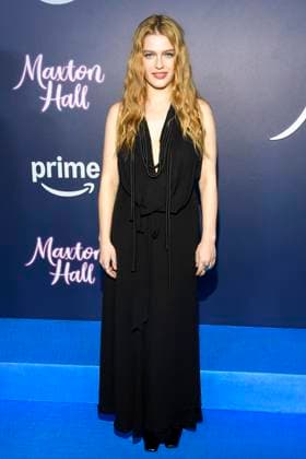 abb Maxton Hall- Sonja Weißer Weisser zu Gast auf dem blauen Teppich bei der Premiere der Amazon Prime TV Serie Maxton Hall - Die Welt zwischen uns Staffel 2 im Tempodrom am 17.10.2025 in Berelin Berlin Deutschland
