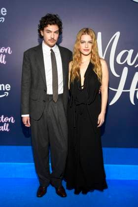 abb Maxton Hall- Justus Riesner und Sonja Weißer Weisser zu Gast auf dem blauen Teppich bei der Premiere der Amazon Prime TV Serie Maxton Hall - Die Welt zwischen uns Staffel 2 im Tempodrom am 17.10.2025 in Berelin Berlin Deutschland