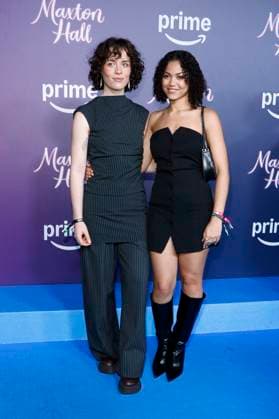 Serena Posadino mit Begleitung bei der Premiere der 2. Staffel der Amazon Prime Video Serie Maxton Hall - Die Welt zwischen uns im Tempodrom. Berlin, 17.10.2025