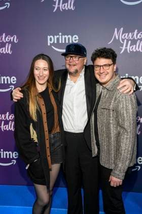 abb Maxton Hall- Clelia Sarto, Martin Schreier und Valentin Debler Produzent zu Gast auf dem blauen Teppich bei der Premiere der Amazon Prime TV Serie Maxton Hall - Die Welt zwischen uns Staffel 2 im Tempodrom am 17.10.2025 in Berelin Berlin Deutschland