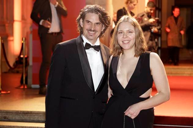 Helena Steiger mit Begleitung bei der 36. Verleihung des Hessischen Film- und Kinopreises 2025 in der Alten Oper. Frankfurt am Main, 17.10.2025
