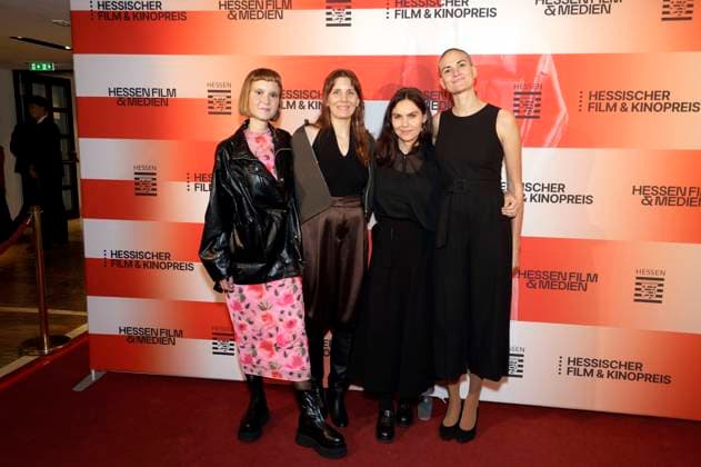 Caroline Wahl, Mia Maariel Meyer, Gast und Elena Hell bei der 36. Verleihung des Hessischen Film- und Kinopreises 2025 in der Alten Oper. Frankfurt am Main, 17.10.2025